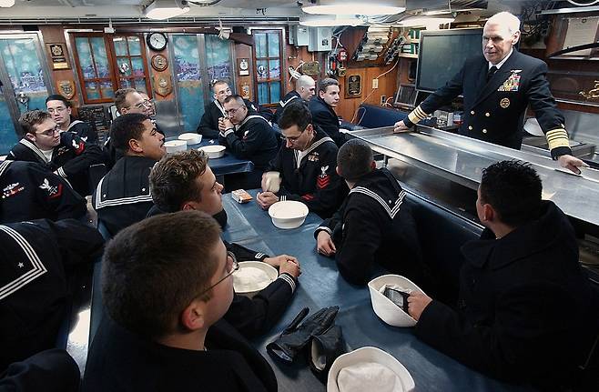 미국 해군의 LA급 공격 핵잠인 스피링필드 내부의 식당. 따로 마련돼 있다. 반면 한국 해군의 잠수함은 어뢰실에 접이식 식탁을 놓아 식사를 한다. 미 해군.