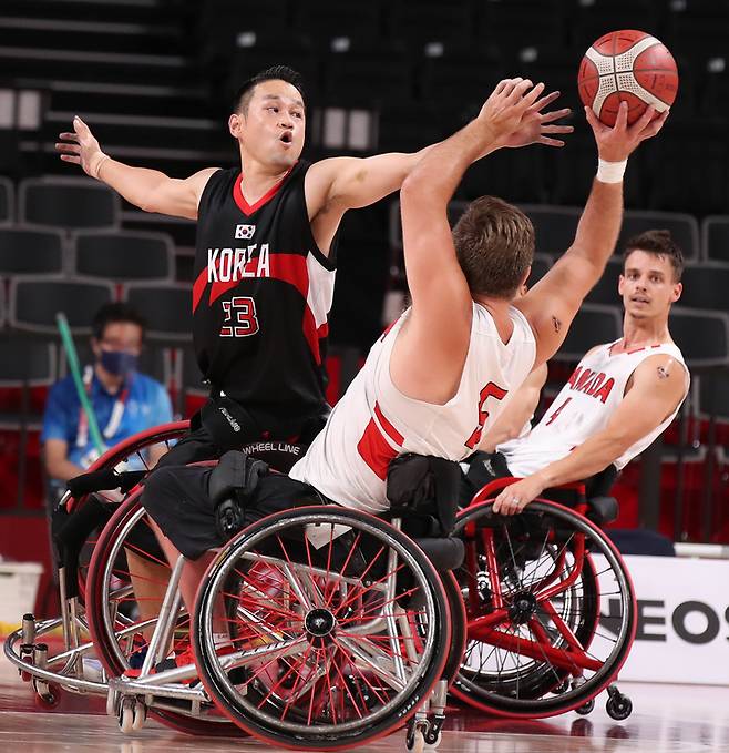 [서울=뉴시스] 홍효식 기자 = 29일 일본 도쿄 아리아케 아레나에서 열린 2020 도쿄 패럴림픽 휠체어농구 조별리그 A조 최종 5차전 캐나다와의 경기, 대한민국 조승현이 수비하고 있다. (사진=대한장애인체육회 제공) 2021.08.29. photo@newsis.com *재판매 및 DB 금지