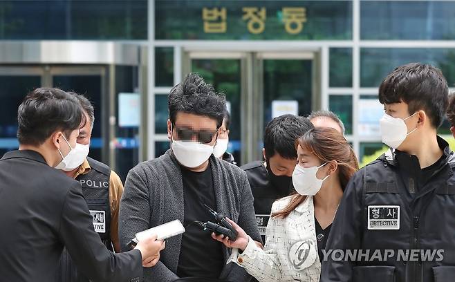 강북구 경비원 폭행 주민 2020년 5월 22일 강북구 아파트 경비원 고 최희석 씨를 폭행한 혐의를 받는 주민 심모씨가 구속 전 피의자 심문(영장실질심사)을 마친 후 서울 도봉구 서울북부지법을 나서고 있다. [연합뉴스 자료사진]