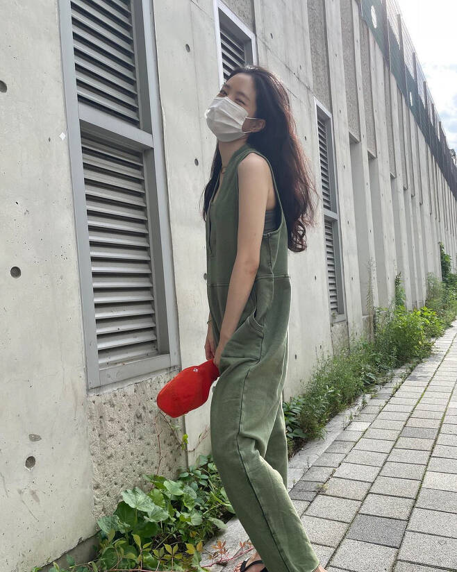 Singer and Actor Son Na-eun showed a changed atmosphere.On the 30th, Son Na-eun posted several photos on his Instagram with heart-shaped emoticons.In the photo, Son Na-eun is wearing a jumpsuit with a shoulder exposed and emits a cute charm. Especially with a playful look, he emits a long decorator.Meanwhile, Apink Son Na-eun recently made Lee Juck as YG Entertainment to focus on Actor activities.Son Na-eun will appear on JTBC Human Disqualification, which will be broadcast on September 4th.
