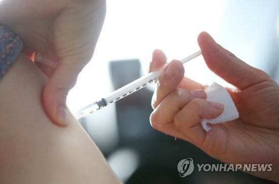 한 시민이 코로나19 백신 접종을 받고 있다. 사진은 기사 중 특정 표현과 무관. [이미지출처=연합뉴스]