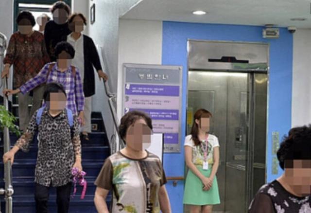 황교안 전 미래통합당 대표가 총리 시절 노인복지관에 방문했을 당시 그가 이용해야 한다는 이유로 엘리베이터를 통제해 노인들이 계단을 이용하고 있다. 온라인 커뮤니티 캡처