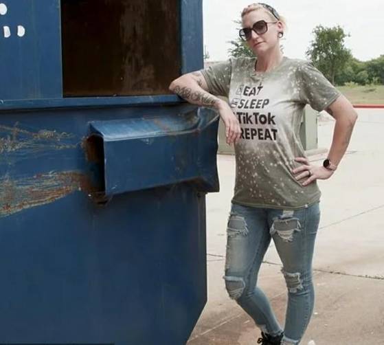 쓰레기통을 뒤져 나온 물건을 중고장터에 팔아 생계를 이어가는 미국 여성 티파니 셰리. [셰리 SNS 캡처]