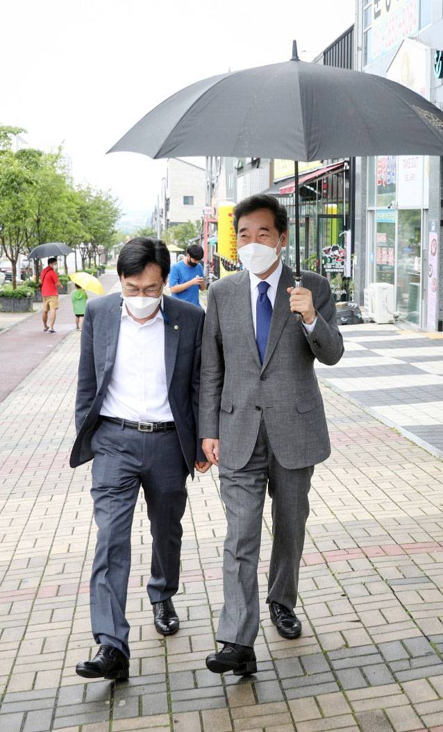 이낙연 더불어민주당 대선 경선 후보가 29일 충북 음성군 맹동면에서 일정 이동을 하고 있다. 이낙연 캠프 제공