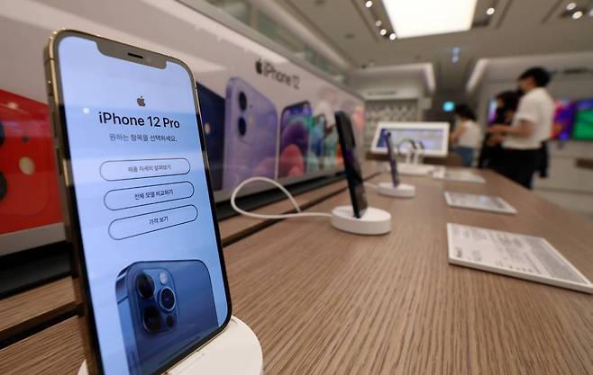서울 강남구 LG 베스트샵 강남본점에는 아이폰이 전시돼 있다. 2021.08.16. /사진제공=뉴시스
