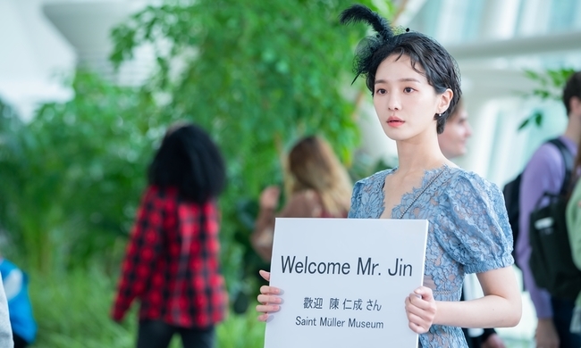 Kim Min-jae and Park Gyoo-yeong, who are Dali and Gamja-tang, were caught having their first dream meeting as if they had stopped time at Airport in a colorful and elegant party look.KBS 2TVs new tree drama Dali and Gamja-tang (playplayplay by Son Eun-hye Park Se-eun / Director Lee Jung-seop / Produced Monster Union Corpus Korea), which will be broadcast on September 22, will be the first month of the month-long Airport, like a dream of stopping time for Jin (Kim Min-jae) and Park Gyoo-yeong (played by Park Gyoo-yeong) on August 30 We unveiled the meeting steel.Dari and Gamja-tang is Ignorance - Ignorance - Muhak 3 The one thing that is a life is Casualism man and Bon-to-Bi-Gutti, but Casimbi-Present woman, who is a life rattle, is an art romance that narrows the gap between each other through the medium of art museum.It is a work that coincides with director Lee Jung-seop of Dan, One Love, Local lawyer Jo Deul-ho, Healer and Baking King Kim Tong-gu, One wonderful day, Witchs Love Son Eun-hye, and Park Se-eun.Muhak in the public photo appears on Airport dressed up in a party look.His suits and neat and straight features, which combine white and black, make the viewers excited.It is a blue dress that runs, a feather decoration, boasting an elegant figure like a butterfly, waiting for someone with the word Welcome Mr. Jin.Muhak finds Dali waiting for him, and looks as if he is at first sight.It is impressive that the big eyes are frozen as if the time is stopped while looking at Dali with bigger eyes.Dali is also completely lost to Muhak, who sends an unusual eye toward him.As each others eyes touch, expectations rise for why the two frozen men and women face each other in Airport.The first meeting will be drawn, like Muhaks time was still, said the production team of Dali and Gamja-tang. I hope youll expect what the story of Muhak and Dali wearing party looks and sending unusual eyes toward each other will be like, and whether they will be linked or tangled together.