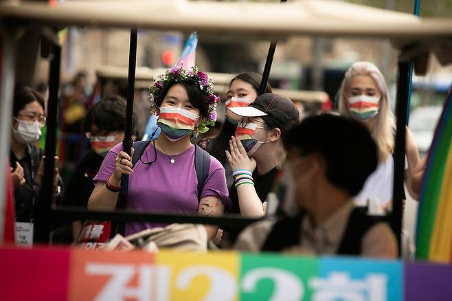 20대 여성이 주로 반응하는 정책은 사회적 소수자에 대한 차별금지다. 그중에서도 성소수자에 가장 우호적이었다. 위는 6월27일 서울퀴어퍼레이드 참가자들. ⓒ시사IN 이명익