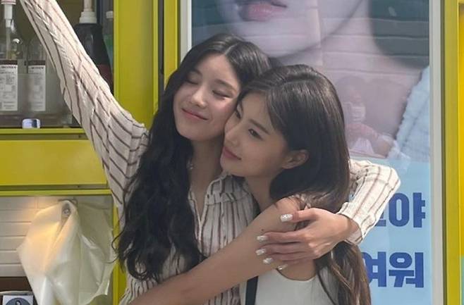 Kwon Eun-bi, from IZ*ONE, revealed a strong friendship with Kang Hye-won, an elite person.On the 30th, Kwon Eun-bi posted several photos on his instagram with an article entitled Precious Secret Friends in his instagram.The photo shows Kwon Eun-bi Kang Hye-won, who takes a certification shot in front of a coffee car, holding each other tightly and revealing a warm friendship like a sister.Here, she added a beautiful beauty to her.In addition, Kwon Eun-bi wore a rabbit crown and transformed into a master rabbit, showing off the queens appearance, and attracted attention with a bright two-shot with Lovelyz elite.Kang Hye-won expressed his affection with the comment Precious Wool Sister, and the fans sent Cheering with comments such as Cute and You are so precious.Meanwhile, Kwon Eun-bi is the first IZ*ONE memberSolo debuted.