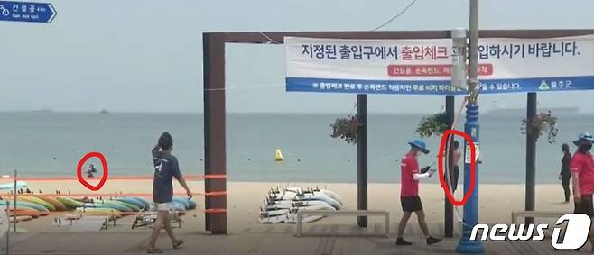 지난 7월 30일 온라인 커뮤니티 게시판에 '울산 진하 해수욕장 OOO 골프 남'이라는 제목으로 영상과 사진 등이 게재됐다. 사진 왼쪽 바다에서 서퍼들이 활동하고 있고 오른쪽 골프남이 바다를 향해 풀스윙을 하고 있다.© 뉴스1