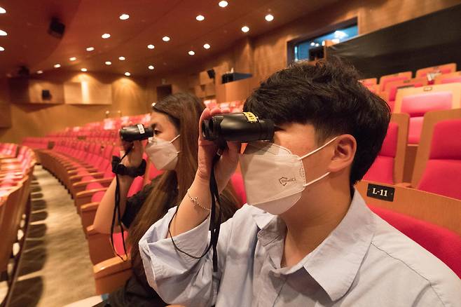 지난 26일 뮤지컬 '사랑했어요'(서울 광림아트센터) 공연을 앞두고 관객 신예송(왼쪽)씨와 이승민씨가 오페라글라스로 무대를 바라보고 있다.  신씨는 배우 고유진을, 이씨는 배우 박규리를 집중적으로 보겠다고 했다. /고운호 기자