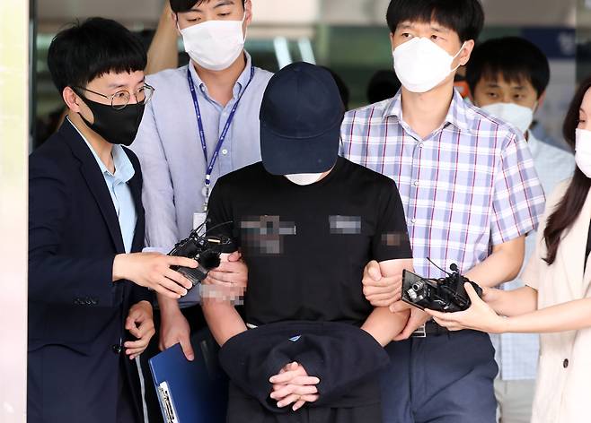 생후 20개월 된 딸을 학대하다 숨지게 한 혐의(아동학대살해)를 받는 양(29)씨가 대전지법에서 구속 전 피의자 심문(영장실질심사)을 받기 위해 14일 오후 대전 서구 둔산경찰서를 나오고 있다. /연합뉴스