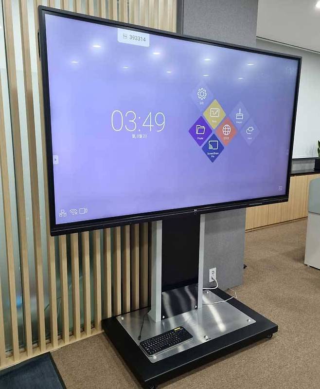 86인치 크기의 UHD 화질의 IPS패널을 탑재한 신세대 전자칠판