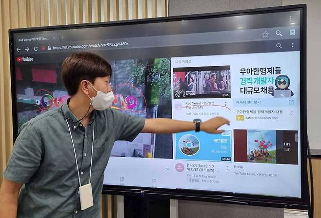 자체 운영체제를 통해 유튜브 화면을 띄운 후 그 위에 바로 필기할 수 있다