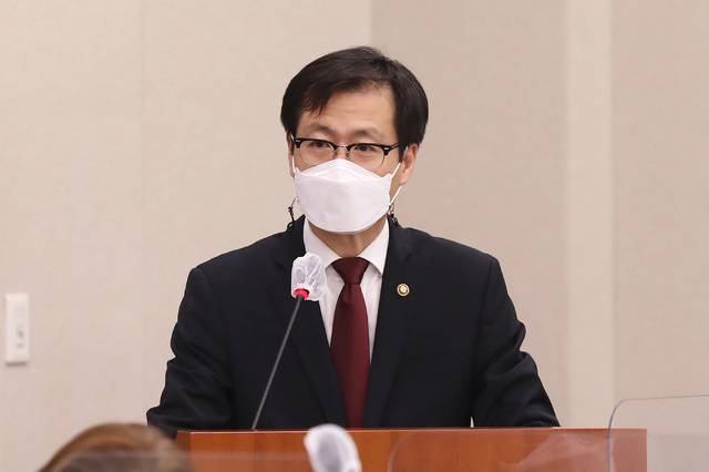 [서울=뉴시스] 최동준 기자 = 여한구 통상교섭본부장이 25일 서울 여의도 국회에서 열린 산업통상자원중소벤처기업위원회 전체회의에서 업무보고를 하고 있다. (사진=국회 제공) 2021.08.25. photo@newsis.com *재판매 및 DB 금지