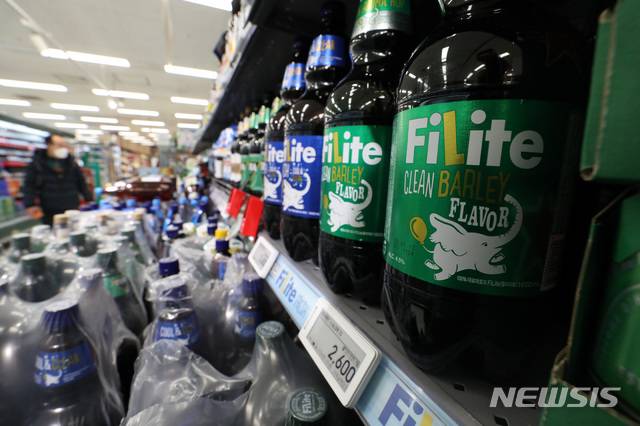 [서울=뉴시스]맥주 필라이트가 서울 시내 대형마트에 전시돼 있다. (사진=뉴시스DB). 2020.02.13.  photo@newsis.com