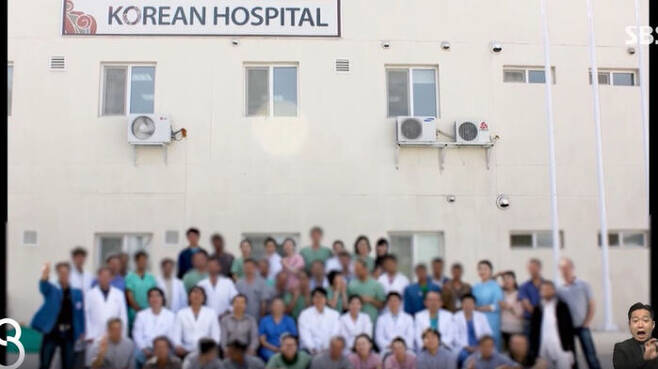 손문준 교수가 근무했던 바그람 한국병원에서 직원들과 함께 찍은 사진