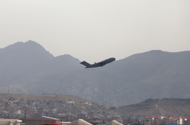 지난 30일(현지시각) 카불 국제공항에서 이륙하는 미국 군용기의 모습. 사진=AP 연합뉴스