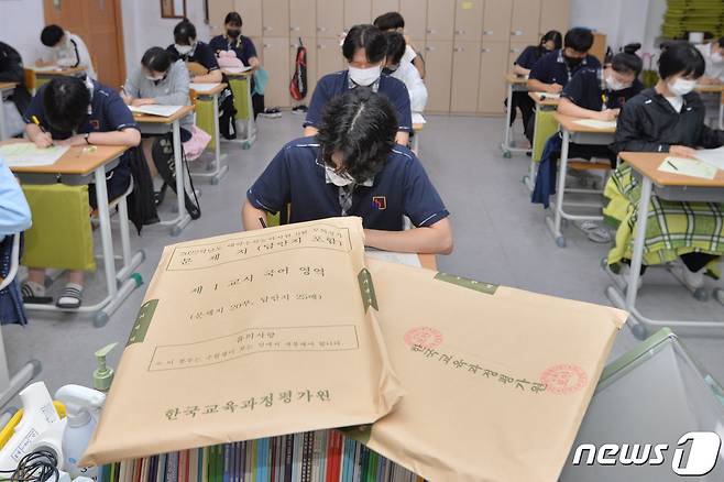 2022학년도 대학수학능력시험 9월 모의평가가 실시된 1일 경북 포항시 남구 영일고등학교 수험생들이 답안지를 작성하고 있다. 수능을 앞두고 마지막으로 치러지는 이번 모의평가는 한국교육과정평가원 주관으로 전국 2138개 고등학교와 431개 지정학원에서 동시에 실시된다. 2021.9.1/뉴스1 © News1 최창호 기자