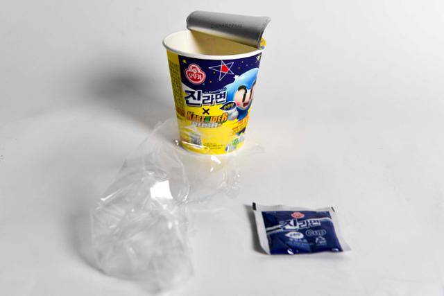 오뚜기 진라면 컵라면의 포장 쓰레기들. 컵과 뚜껑, 겉면을 싸는 투명 비닐, 그리고 분말수프 봉지로 구성된다. 한지은 인턴기자