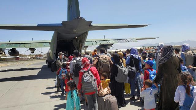 아프간 현지 조력자와 가족들이 25일 아프가니스탄 카불 공항에서 공군 C-130J 수퍼허큘리스 수송기에 탑승하기 위해 대기하고 있다. 이들은 파키스탄 이슬라마바드를 거쳐 26, 27일 한국에 특별기여자 자격으로 입국했다. 공군 제공