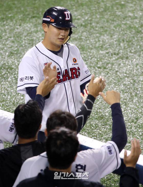 2021프로야구 KBO리그 두산베어스와 한화이글스의 경기가 24일 오후 서울 잠실야구장에서 열렸다. 2회말 무사 1,3루 김재호의적시타때 홈인한 3루주자 박계범이 동료들의 축하를 받고 있다. 잠실=김민규 기자
