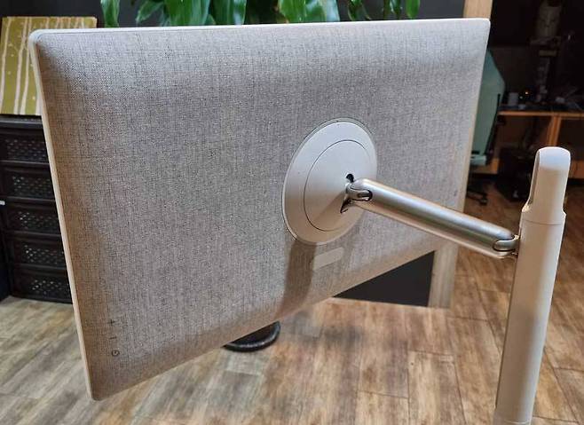 LG 스탠바이미의 핵심 기능 중 하나인 다기능 스탠드