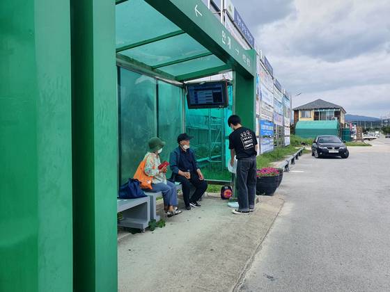 도시 청년들이 ‘의성살이’를 하면서 석면 지붕 문제 등 다양한 생활 속 문제를 찾아냈다. 학생들은 주민들과 인터뷰를 하면서, 개선책도 제시했다. [사진 의성군]