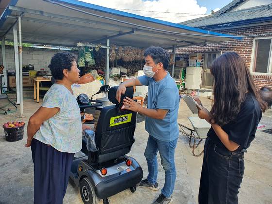 도시 청년들이 ‘의성살이’를 하면서 석면 지붕 문제 등 다양한 생활 속 문제를 찾아냈다. 학생들은 주민들과 인터뷰를 하면서, 개선책도 제시했다. [사진 의성군]