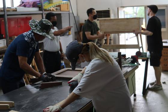 성남시 폐기물종합처리장에 들어온 폐가구를 업사이클링하고 있는 예술가들. [사진 성남시]