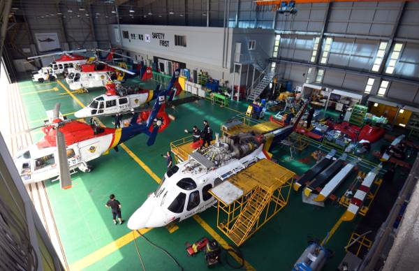 20년 무사고의 해경 중부청 항공정비대 격납고로 지난 12일 운용시간을 다 채운 헬기가 점검을 위해 들어오고 있다.