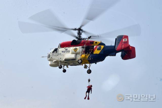 지난달 12일 인천 영종도 앞바다에서 해경 항공구조대원이 입수 훈련을 하고 있다.