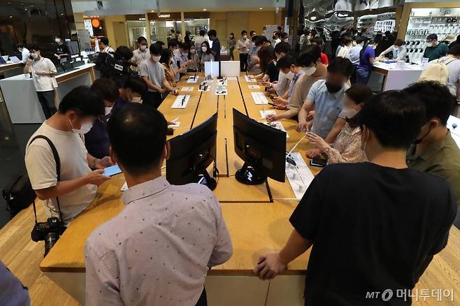 12일 서울 서초구 삼성 딜라이트를 찾은 고객들이 새로운 폴더블 스마트폰 갤럭시Z폴드3와 갤럭시Z플립3를 살펴보고 있다. 삼성전자의 갤럭시Z 폴드3와 갤럭시Z플립3는 오는 17일부터 23일까지 국내 사전 판매를 진행하며, 27일 한국, 미국, 유럽을 시작으로 전세계에 순차적으로 출시 예정이다. /사진=이기범 기자 leekb@