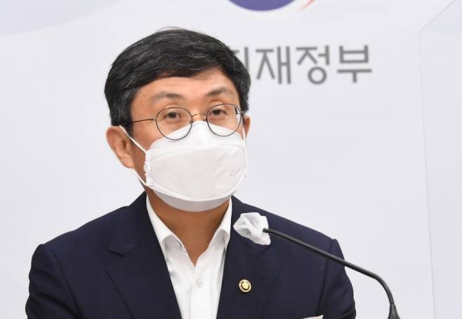 안도걸 기획재정부 2차관(가운데)이 지난 27일 정부세종청사에서 '2022년 예산안'과 '2021~2025년 국가재정운용계획' 주요 내용을 설명하고 있다./사진=기획재정부