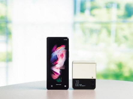 ‘갤럭시Z폴드3’(왼쪽), ‘갤럭시Z플립3’(오른쪽). [삼성전자 제공]