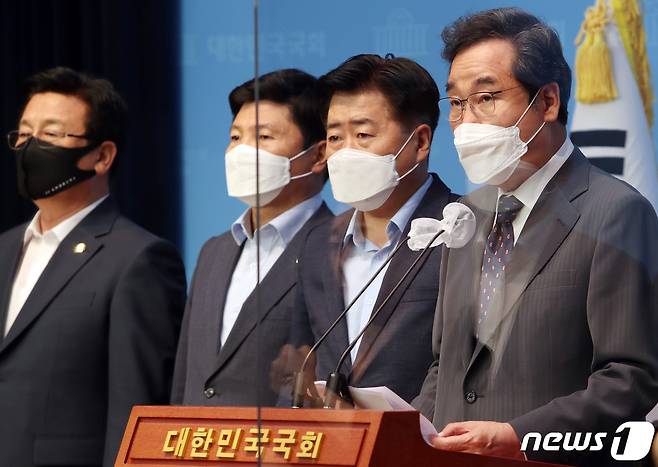 이낙연 더불어민주당 대선 경선 후보가 2일 국회 소통관에서 윤석열 고발 사주 의혹과 관련한 긴급 기자회견을 하고 있다. 2021.9.2/뉴스1 © News1 오대일 기자