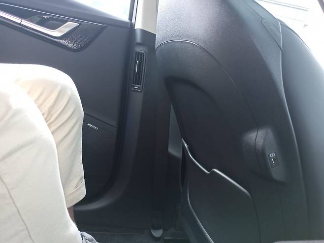 EV6 2열 무릎공간