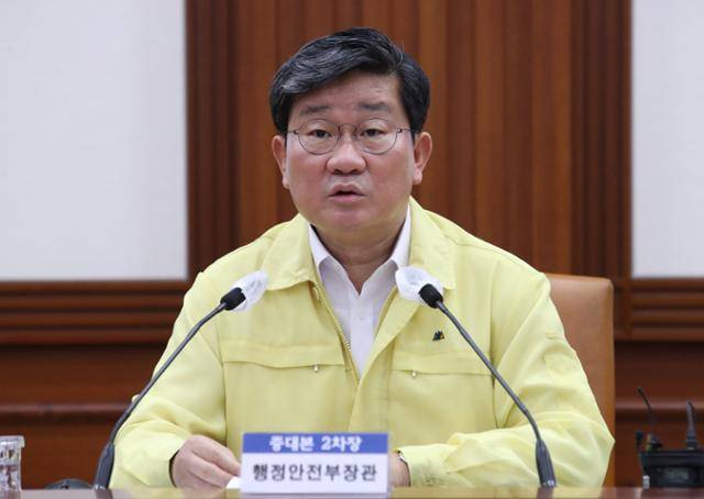 전해철 행정안전부 장관이 1일 정부서울청사에서 열린 코로나19 중앙재난안전대책본부(중대본) 회의에 참석해 발언하고 있다. 뉴시스