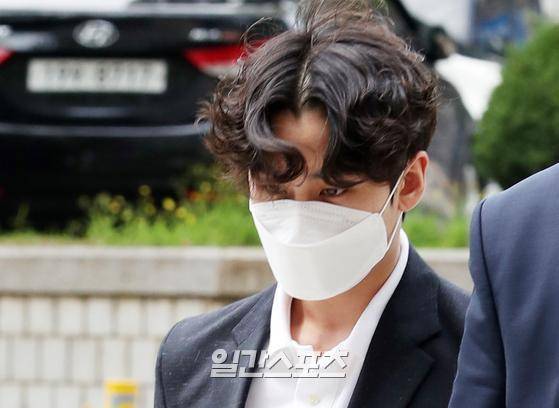 대마초 상습 흡연 혐의를 받고 있는 그룹 비투비 출신 정일훈이 10일 오후 서울 서초동 서울중앙지법에서 진행된 선고 공판에 참석하고 있다. 서울중앙지방법원 형사합의 22부(부장판사 양철한)는 10일 오후 2시 정일훈의 마약류 관리에 관한 법률 위반 혐의 선고 공판에서 장역 2년을 선고했다. 정일훈은 도주의 우려가 있어 법정구속됐다. 김진경 기자 kim.jinkyung@jtbc.co.kr/2021.06.10/