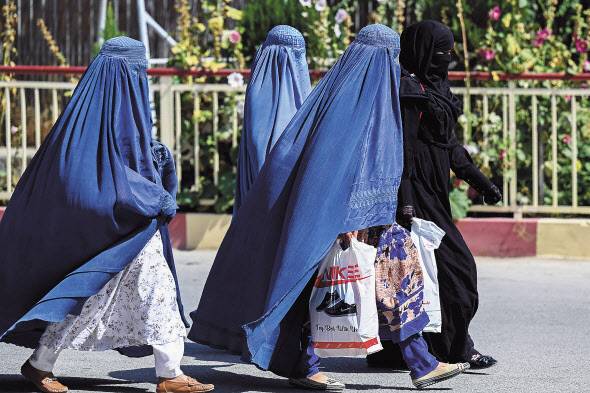 부르카(얼굴까지 검은 천으로 가리는 복장)를 쓴 아프가니스탄 여성이 1일(현지시간) 수도 카불 시내를 걷고 있다. [AFP]