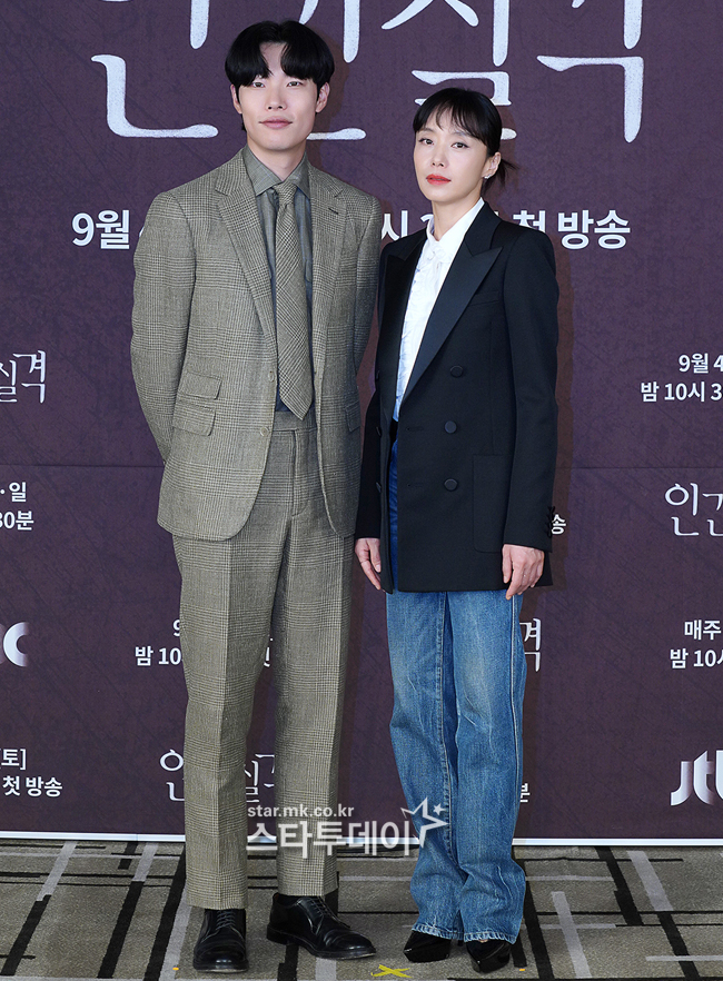 Actors Jeon Do-yeon, Ryu Jun-yeol and director Huh Jin-ho attended the production presentation.The event was held online under the influence of Corona 19.