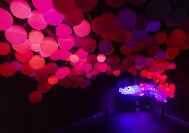 내부 조명이 이채로운 탄탄파크 갱도 내부 [사진/성연재 기자]