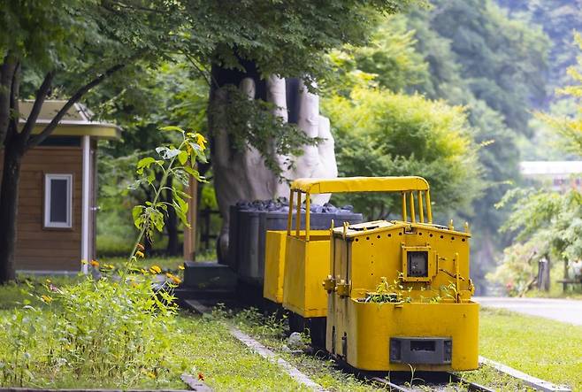 철암역 맞은편 쉼터에 설치된 갱도 열차 [사진/성연재 기자]