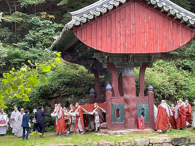 산문을 지나는 고우스님 법구 [촬영 홍창진]