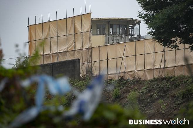 31일 재개발을 위해 철거중인 옛 성동구치소 감시초소가 가림막 뒤로 보이고 있다. /사진=이명근 기자 qwe123@