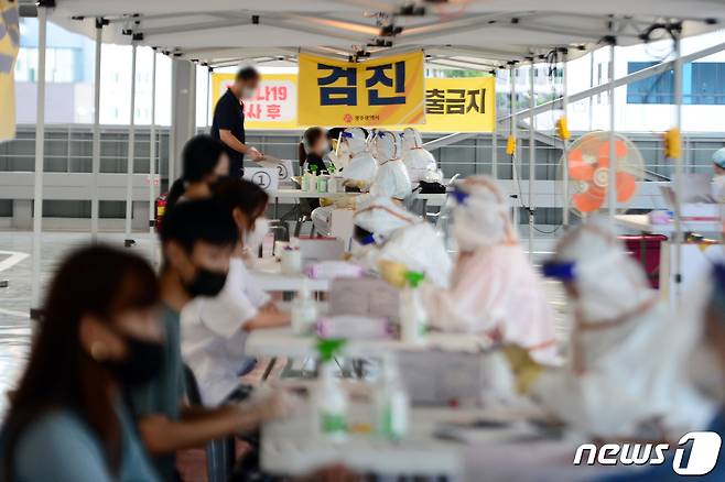 3일 오후 광주 광산구 하남주차타워에 설치된 이동식 선별진료소에서 시민들이 검체 채취를 받고 있다. 광주시는 외국인을 중심으로 신종 코로나바이러스 감염증(코로나19) 지역감염이 확산하자 이날부터 오는 10일까지 이곳에서 진단검사를 진행할 계획이다. 2021.9.3/뉴스1 © News1 정다움 기자