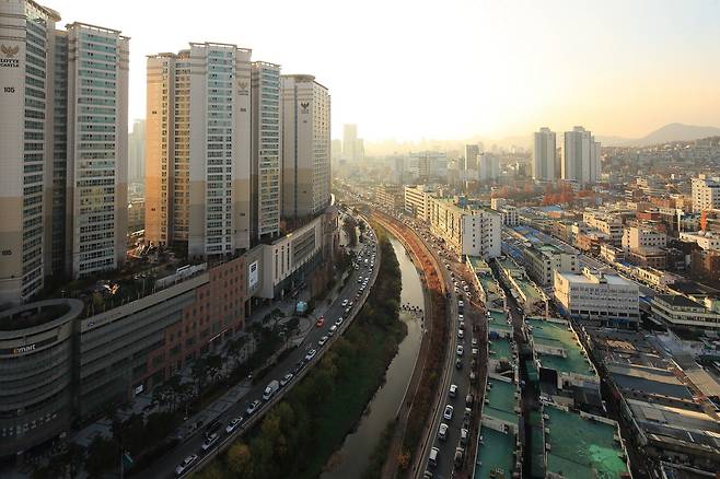 황학동 롯데캐슬베네치아(왼쪽)와 삼일시민아파트(오른쪽 아래)의 모습. /서울연구원 서울연구데이터서비스