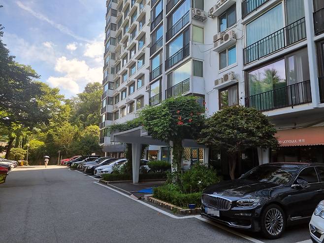 지난 21일 찾은 서울 용산구 남산맨션. 호텔처럼 길게 돌출한 출입구가 눈에 띈다. /고성민 기자