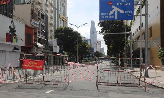 지난달 23일 베트남 호찌민의 한 도로가 시민들의 이동을 막기 위해 강제 폐쇄된 상태로 유지되고 있다. VN익스프레스 캡처