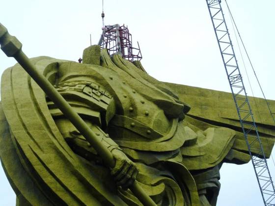 몸체에서 머리가 떨어져 나간 자리엔 철골 구조만 남아 있는 상태다. [하오칸스핀 캡쳐]