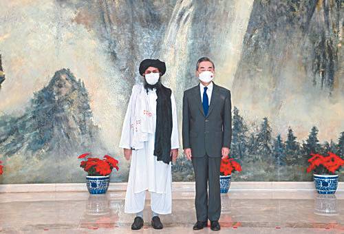 왕이 중국 외교부장(오른쪽)과 바라다르 탈레반 부지도자. [중국 외교부 제공=연합뉴스]